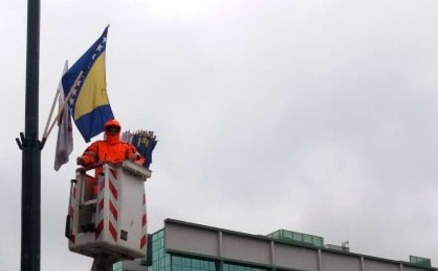 Radnici "Parka" ukrašavaju Sarajevo zastavama pred 1. maj 